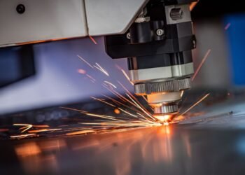 Estampagem de Chapas de Alta Resistência (AHSS) O Desafio da Engenharia Automotiva Moderna