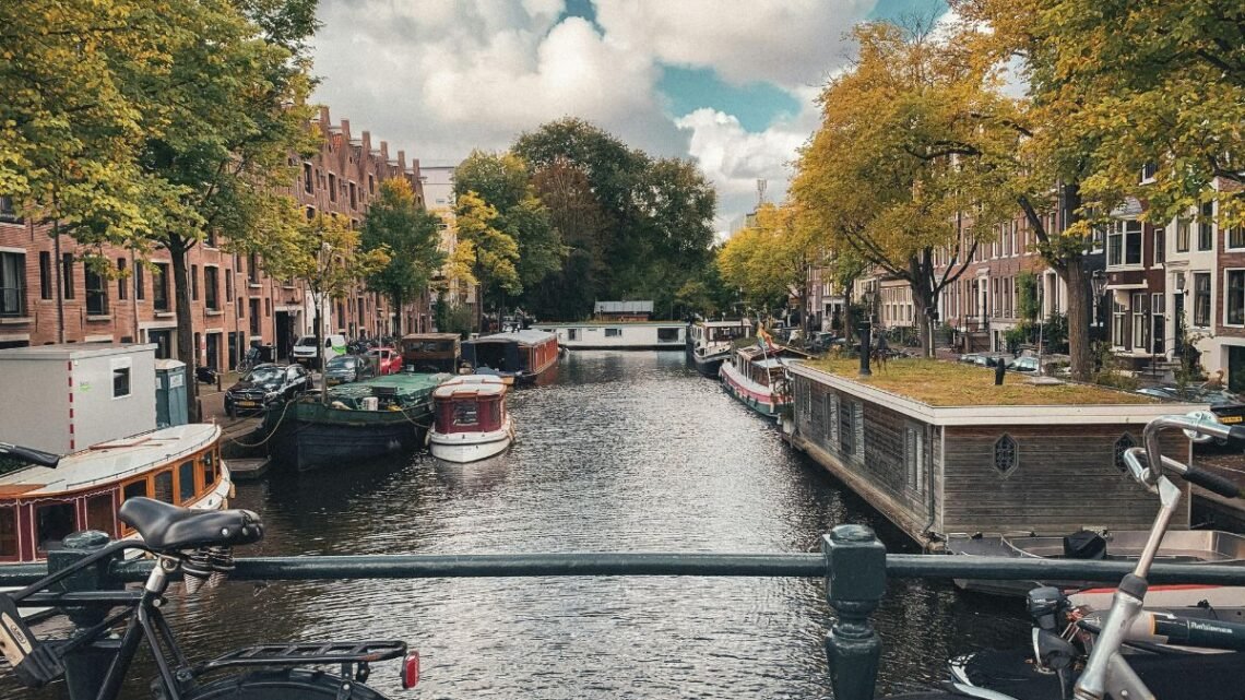 Navegando pelos canais descubra Amsterdam de um ângulo que você nunca viu antes