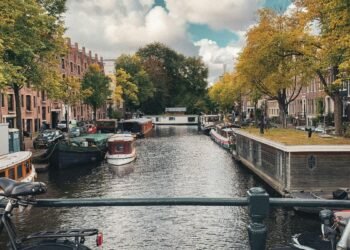 Navegando pelos canais descubra Amsterdam de um ângulo que você nunca viu antes