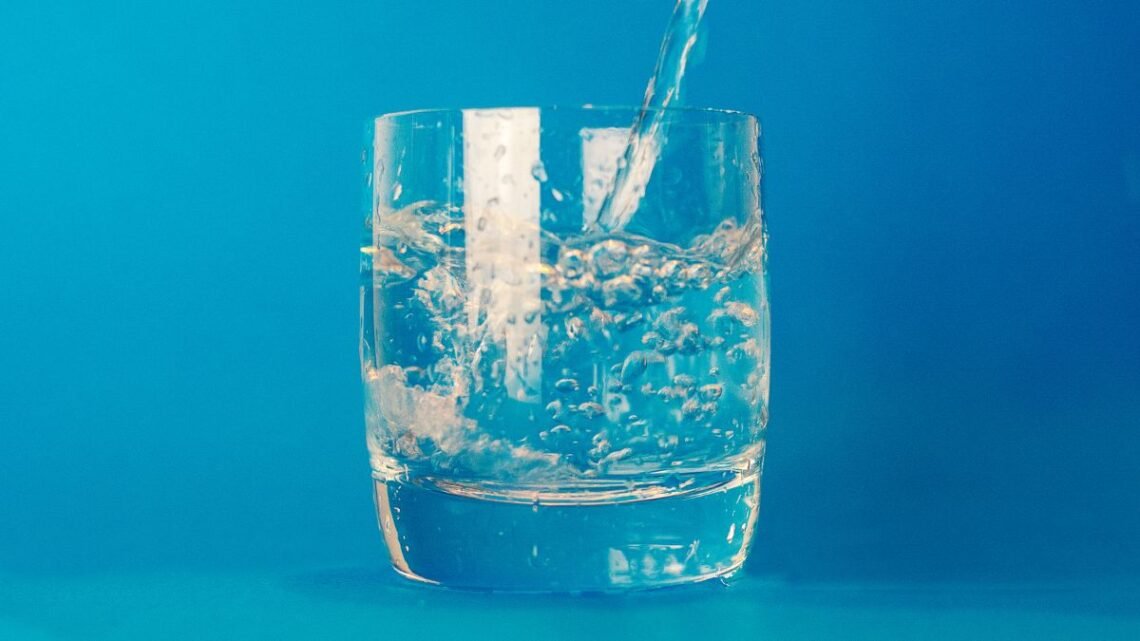 Água Reagente A Ciência da Pureza para Clínicas e Laboratórios em 2026