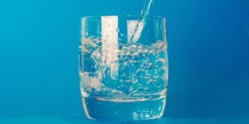 Água Reagente A Ciência da Pureza para Clínicas e Laboratórios em 2026