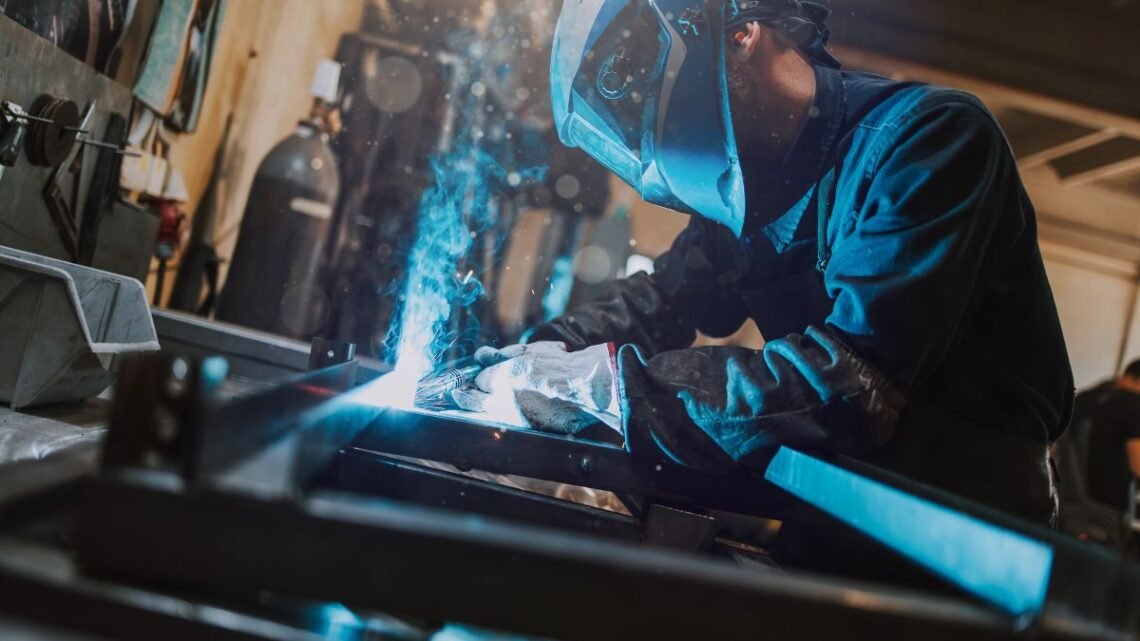 Soldadores para Indústrias Metalúrgicas A Precisão Técnica que sua Linha de Montagem Exige
